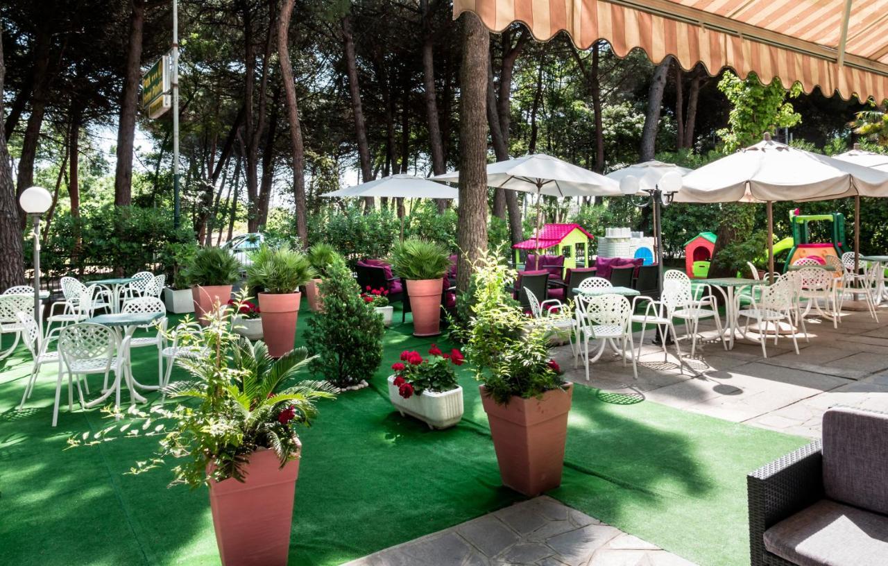 Park Hotel Pineta 切尔维亚 外观 照片